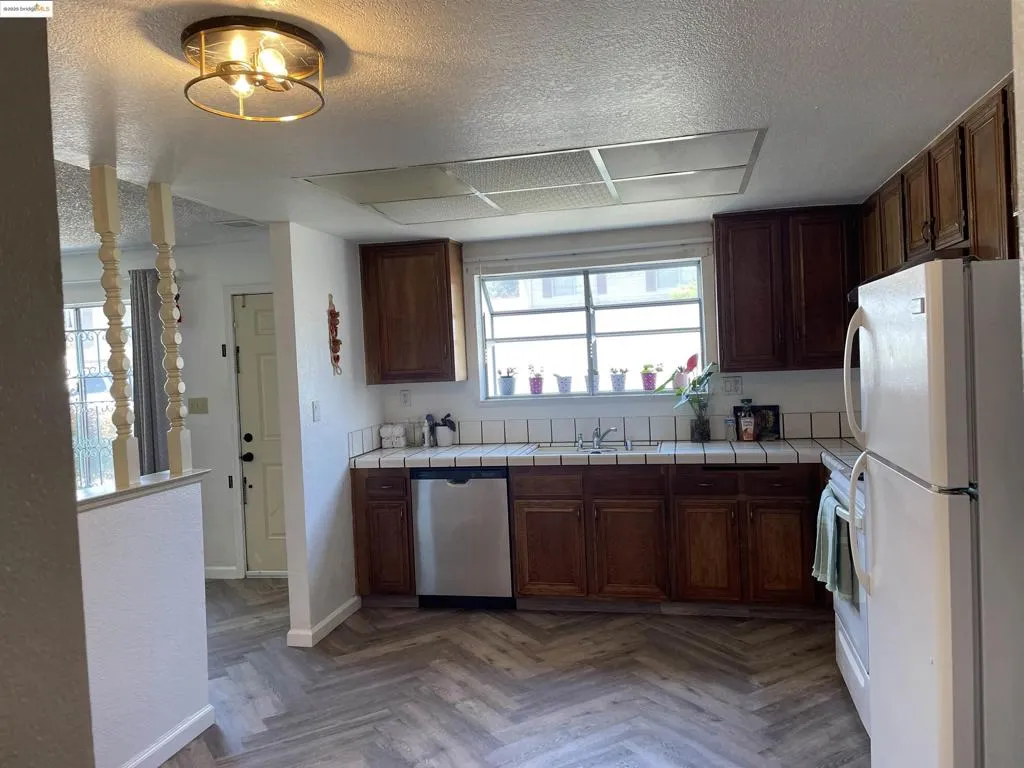 2585 El Portal Dr C, San Pablo, California 94806 home-pic-5